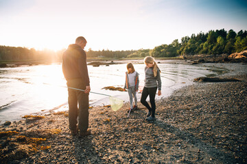Naklejka premium father and daughters with net