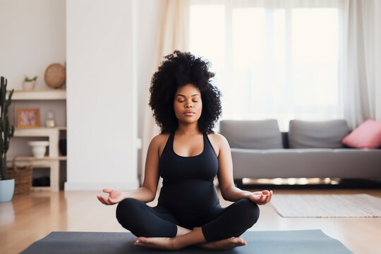 gestante em medita&ccedil;&atilde;o em casa 