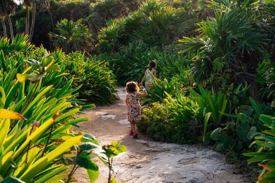 Kids exploring Tulum, Riviera Maya, M&eacute;xico