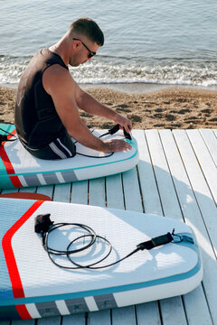 Disabled man with no legs prepares to ride the SUP board