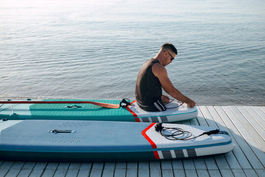 Disabled man with no legs prepares to ride the SUP board