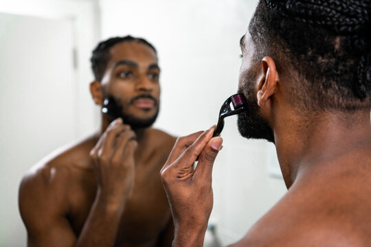 Man using derma roller
