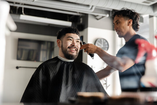 Barber Uses Razor To Cut Hair