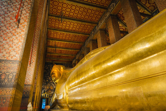Golden reclining Buddha in Wat Pho temple 