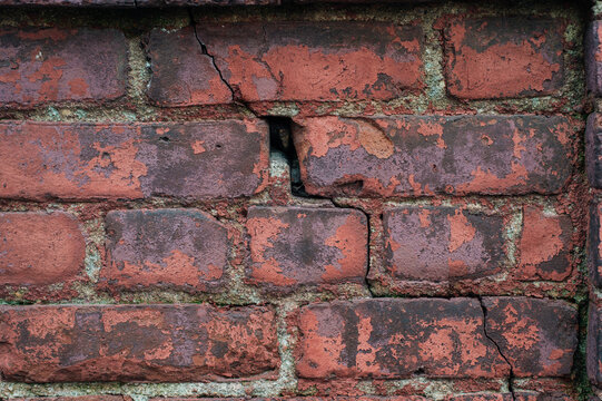 Fototapeta red brick pattern with a split