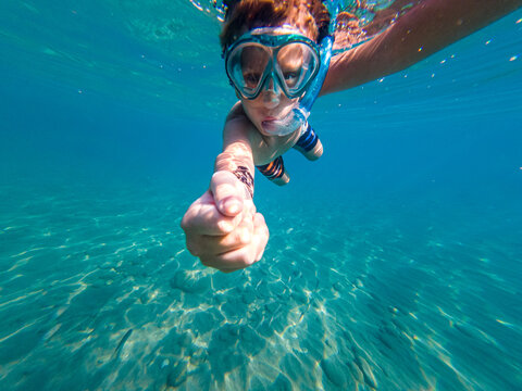 boy in underwater 