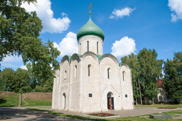 Fototapeta na wymiar Medieval Cathedral of the Transfiguration of the Savior (1152 -1157) on a sunny August day. Pereslavl-Zalessky. Golden ring of Russia