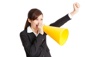メガホンを持って叫ぶビジネスウーマン
