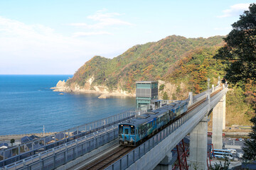 Obraz premium 餘部鉄橋を駆け抜ける列車