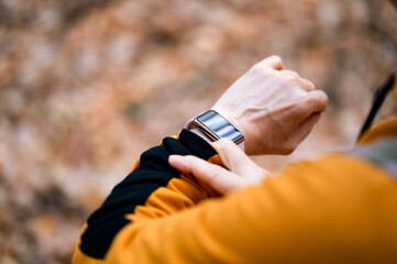 Checking progress/time while exercising running/hiking on smart watch