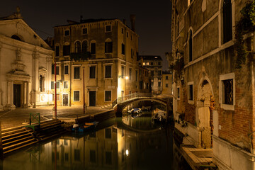 Fototapeta na wymiar Venice canal view at night with bridge