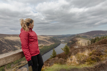 Fototapeta na wymiar Woman traveler in the Spink Viewing Spot in Wicklow mountains