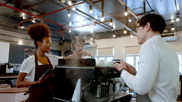 4K, Students come practice chang Kae as barista, female student listened attentively what teacher was teaching, deliberately wrote down name device specifically named for coffee maker teacher told.