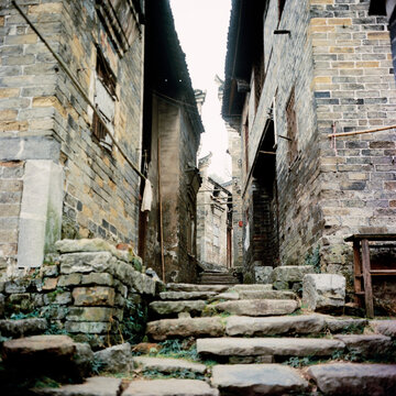 Both sides of the flagstone road are ancient buildings