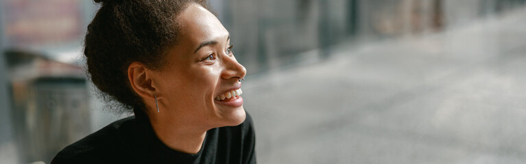 Obraz premium Woman recording audio message on mobile phone while while sitting in cafe and drinking coffee