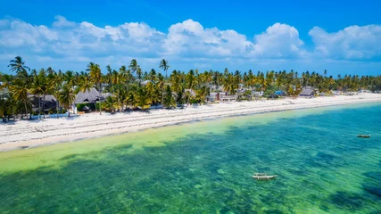 Photo sur Plexiglas Plage de Nungwi, Tanzanie The warm weather and calm waters make Zanzibar beach summers a popular destination for water sports enthusiasts.