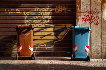 Garbage cans 