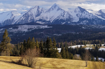 Góry Tatry w Europie w pierwszy dzień wiosny.