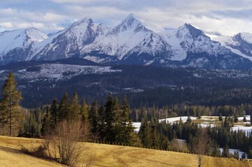Góry Tatry w Europie w pierwszy dzień wiosny.