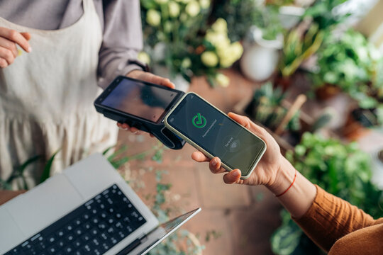 paying for a purchase with a smartphone at a dataphone