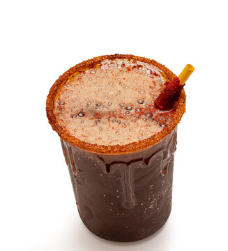 michelada cerveza servida en vaso con chamoy y salsas tipico mexicano miguelito chilito