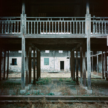 There are many weeds in the abandoned ancient buildings