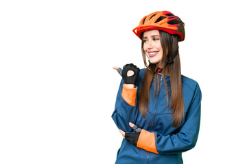 Young cyclist woman over isolated chroma key background pointing to the side to present a product - obrazy, fototapety, plakaty