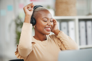Obraz premium Dance, enjoying and black woman with music during work, radio break and listening to audio. Smile, stress relief and dancing African employee with headphones for streaming podcast, songs and playlist