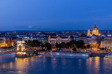 Fototapeta na wymiar Evening view of St. Stephen's Basilica and Szechenyi Lanchid bridge in Budapest, Hungary