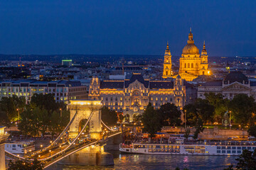 Fototapeta premium Evening view of St. Stephen's Basilica and Szechenyi Lanchid bridge in Budapest, Hungary