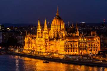 Fototapeta na wymiar Evening view of Danube river and Hungarian Parliament Building in Budapest, Hungary