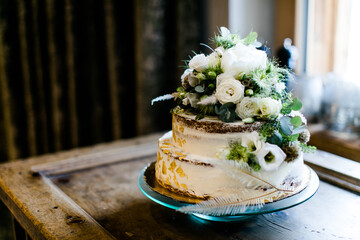 Hochzeitstorte naked cake mit Blumendeko