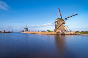 Fototapeta na wymiar Les moulins de Kinderdijk en Hollande