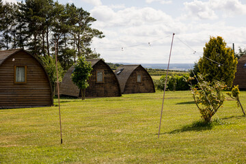 Northumberland UK: July 2022: a glamping pod campsite on Northside Farm in the north east countryside - obrazy, fototapety, plakaty