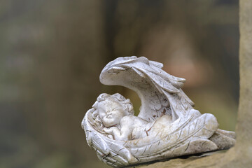 Kleine Engelsfigur, Flügelfigur, Grabdeco, zur Erinnerung, in Gedenken