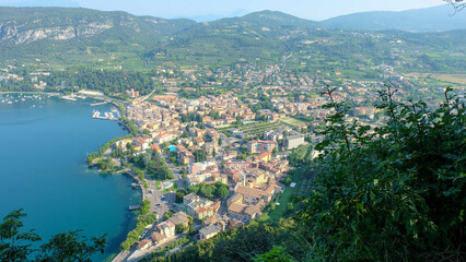 Fototapeta na wymiar Gardasee in Italien mit Blick auf Garda 