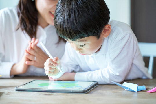 タブレットPCを使って遊ぶ親子