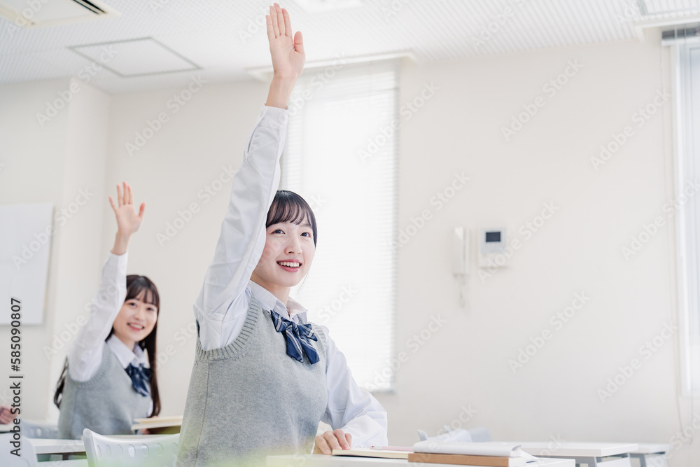 Wall mural 手を上げて発表をする女子高生