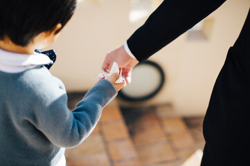 花びらを持つ子供と大人の手
