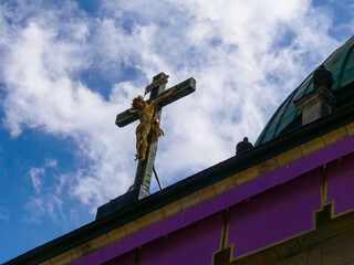 Kruzifixus auf der Vorhalle des Doms St. Blasius, eines Bauwerks des Klassizismus, in St. Blasien,...