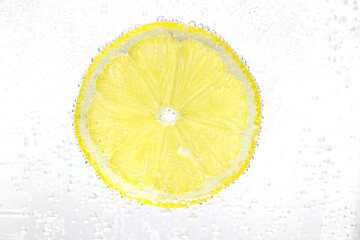 lemon slice in fresh bubble water
