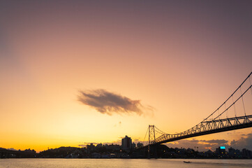 paisagem como céu amarelo e a ponte Hercílio luz de Florianopolis Santa Catarina Brasil Florianópolis