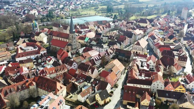 Drohnenvideo, Luftaufnahme der historischen Altstadt von M&uuml;nnerstadt, Bad Kissingen, Unterfranken, Bayern, Deutschland.