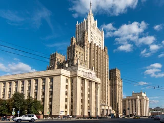 Foto op Plexiglas MOSCOW, RUSSIA - JULE 27 2022: The main building of Ministry of Foreign Affairs is one of the famous seven skyscrapers, built in Stalinist style, on Jule 27, 2022 in Moscow, Russi © Arrows