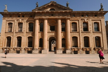 Fototapeta na wymiar Palais à colonnade à Oxford. Grande-Bretagne