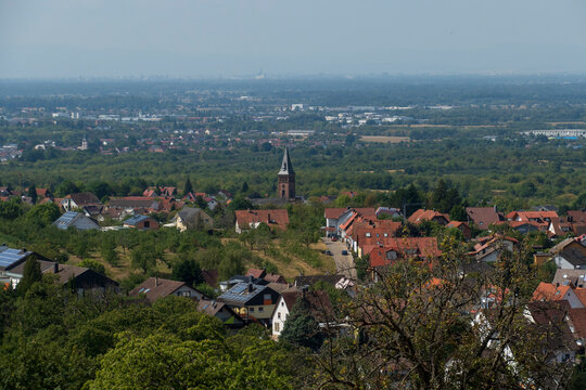 Blick &uuml;ber die Stadt Lauf in die Ferne nach Stra&szlig;burg in Frankreich