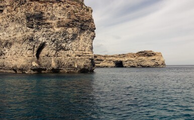 Fototapeta na wymiar Les caves de Comino depuis la mer au large de Malte