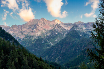 Paesaggio alpino nel Parco Naturale dell'Alta Valsesia in estate. Tramonto in montagna con l'ultimo...