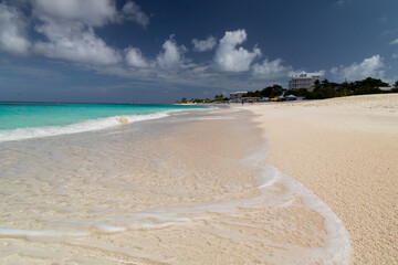 Une plage de tropical de sable fin