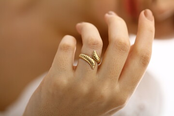 Beauty Fashion Glamour Girl Portrait. Vintage Style Girl Wearing Gloves. Jewellery. Jewelry. Glamor Hairstyle and Make-up. Sexy Red Lips. Diamond Ring. Retro Woman Portrait